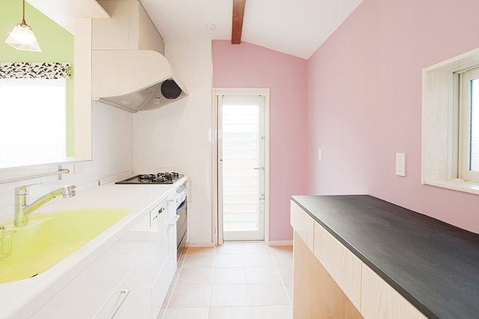 ピンク色のキッチンの壁 Fevecasa フェブカーサ