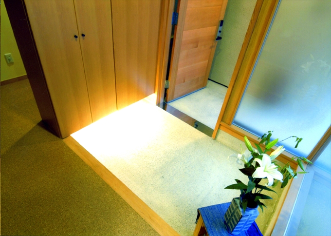 足元照明を組み込んだシンプルな玄関収納