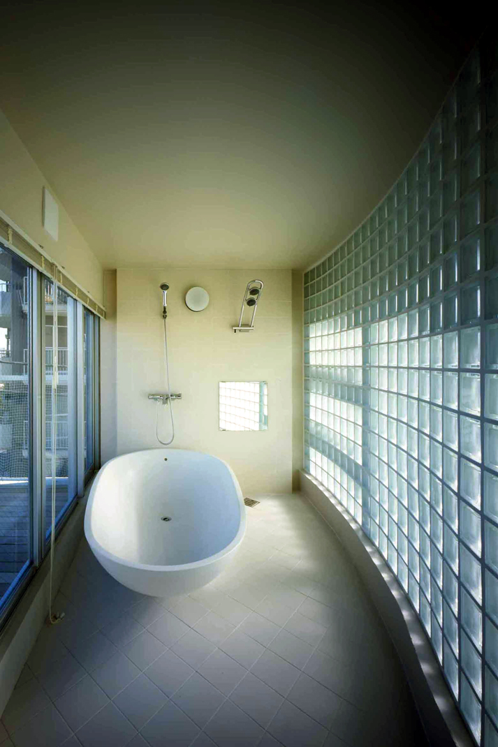 ガラスブロックを使用し、視線を遮り、優しい光を満たす浴室