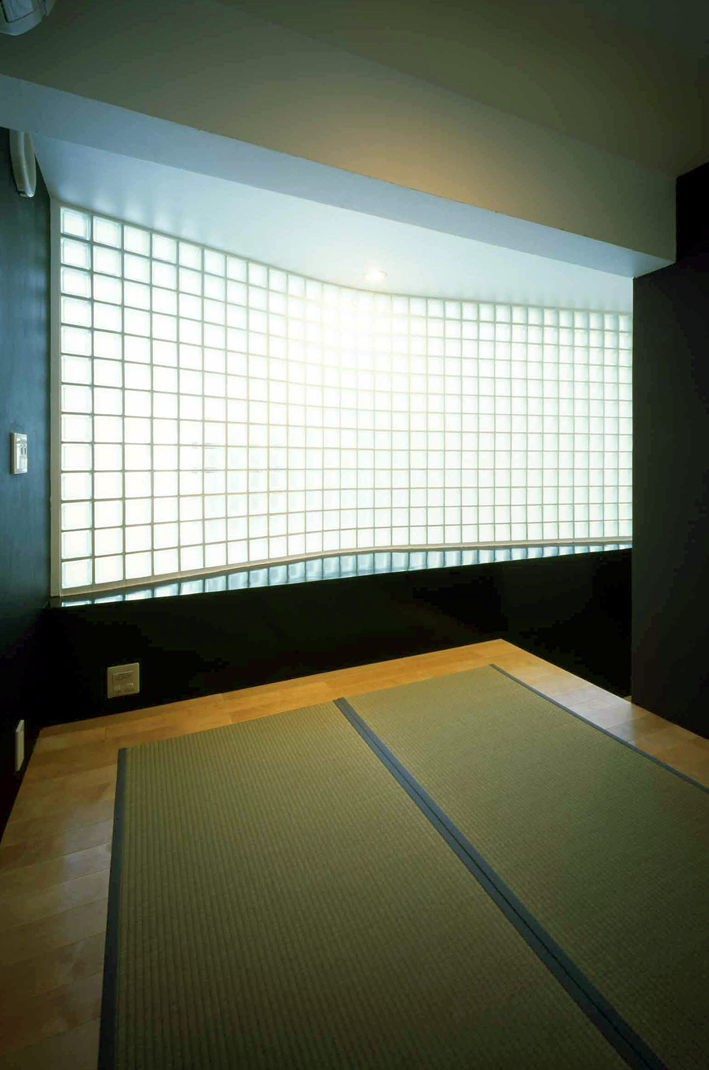 弧を描いた壁には、モダンにガラスブロックを使用した和室