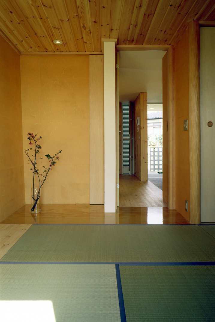 この建物の為に漉いた和紙で、和室の壁を仕上げる