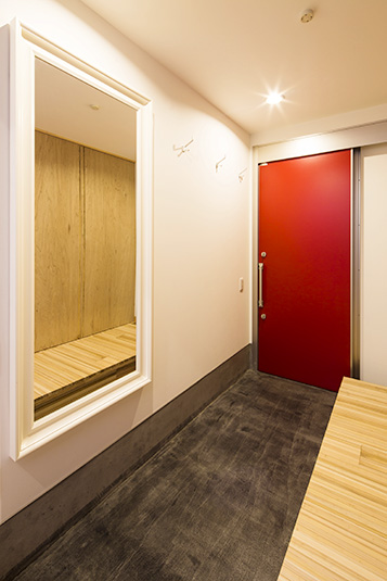 赤い玄関ドアが映えるすっきりとシンプルな玄関 Fevecasa フェブカーサ