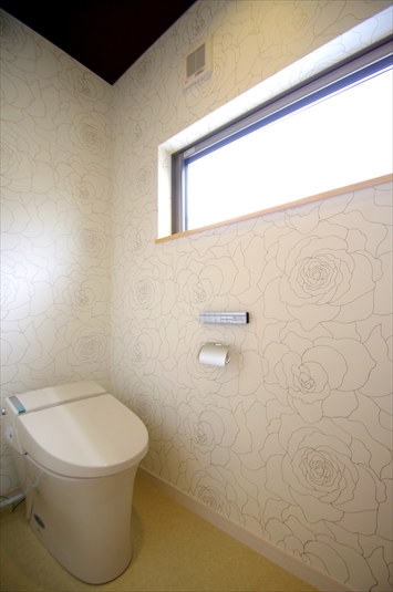 トイレ　花柄の壁紙