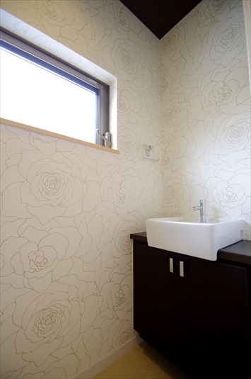 トイレ洗面台 花柄の壁紙 Fevecasa フェブカーサ