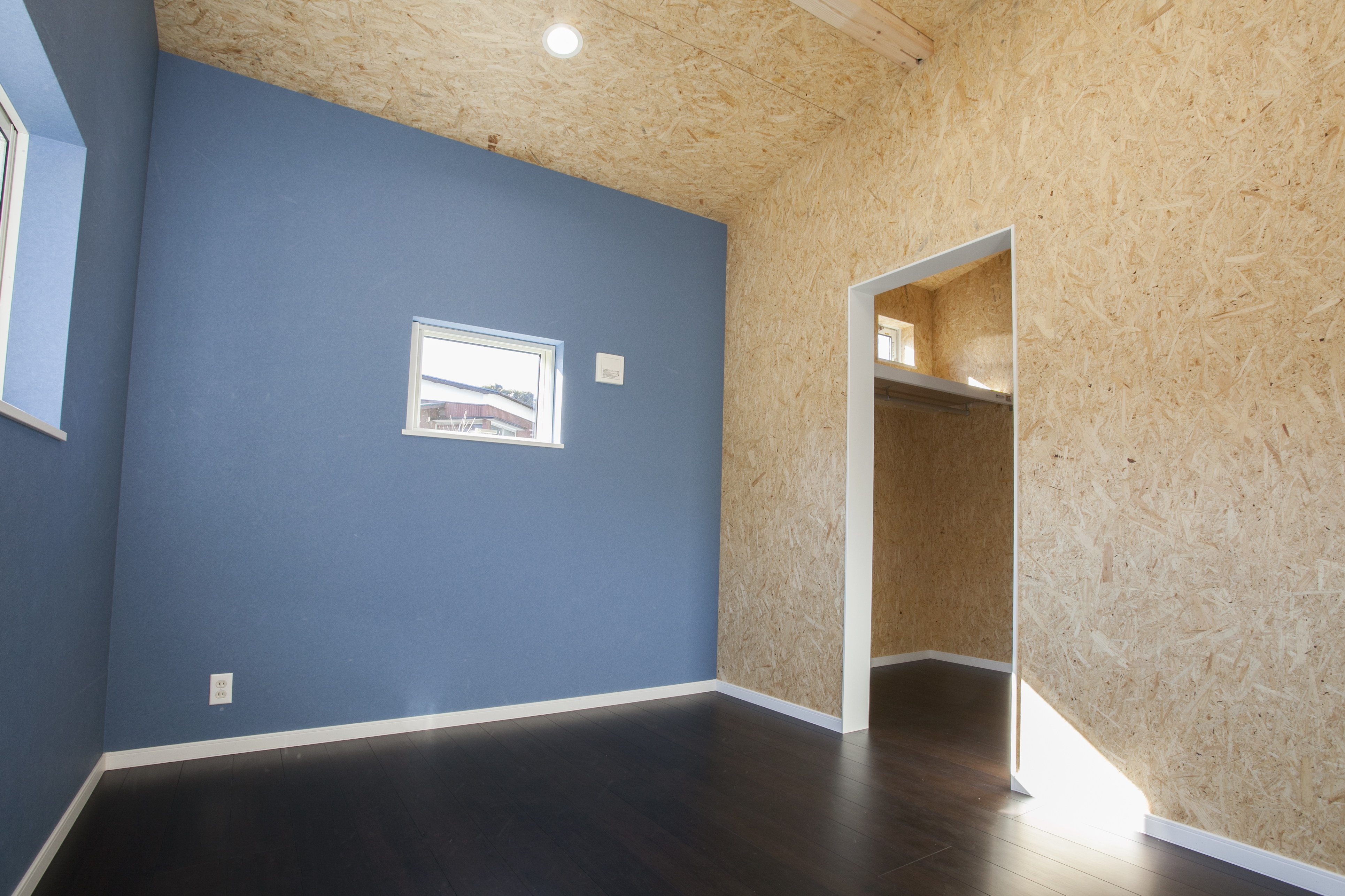 ブルーの壁紙がスタイリッシュな自然素材をふんだんに使用した寝室 Fevecasa フェブカーサ