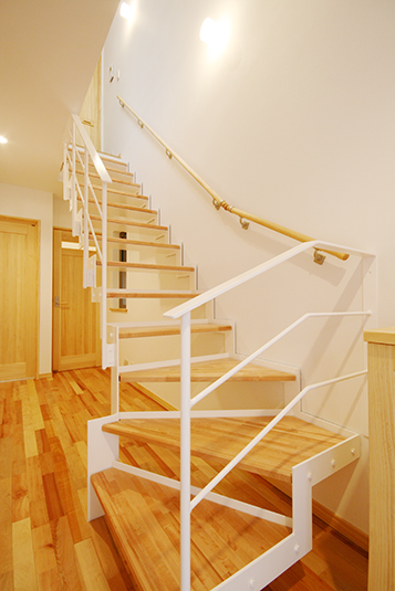床板と調和する2階への階段