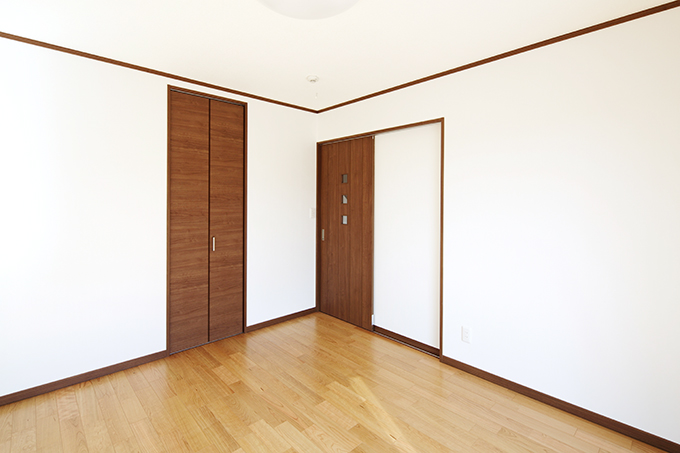 高さ違いの木製扉が並ぶ室内