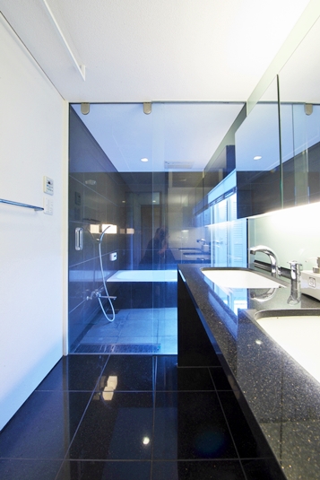 浴室と洗面は大理石で統一し、一体感のある空間とした。