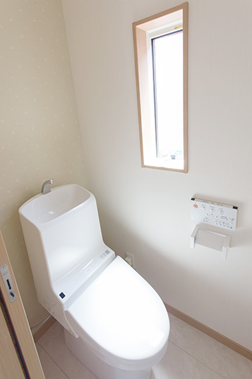 自然の光が射し込む トイレを快適な空間にしてくれる窓のアイデア