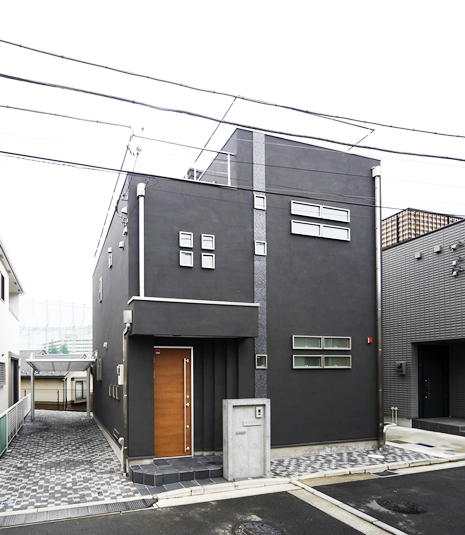 四角くシャープでシックな外観