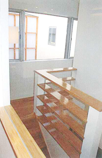 階段手すり兼用飾り棚