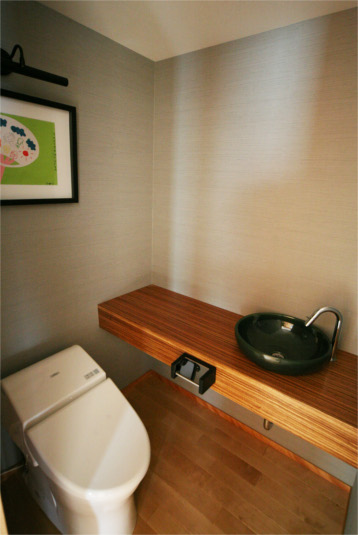 木の素材感を活かしたナチュラルな雰囲気の洗面・トイレ