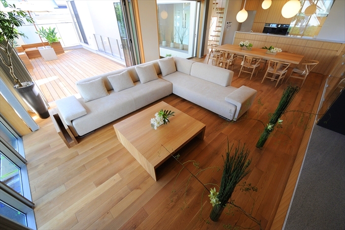木目の美しいナラ材で床と家具を統一
