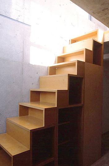 収納と一体化した機能的な階段