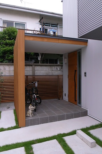 屋根と木格子のある玄関前スペース Fevecasa フェブカーサ