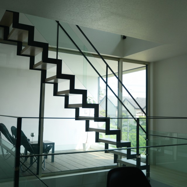 家に個性をプラスするガラスの階段