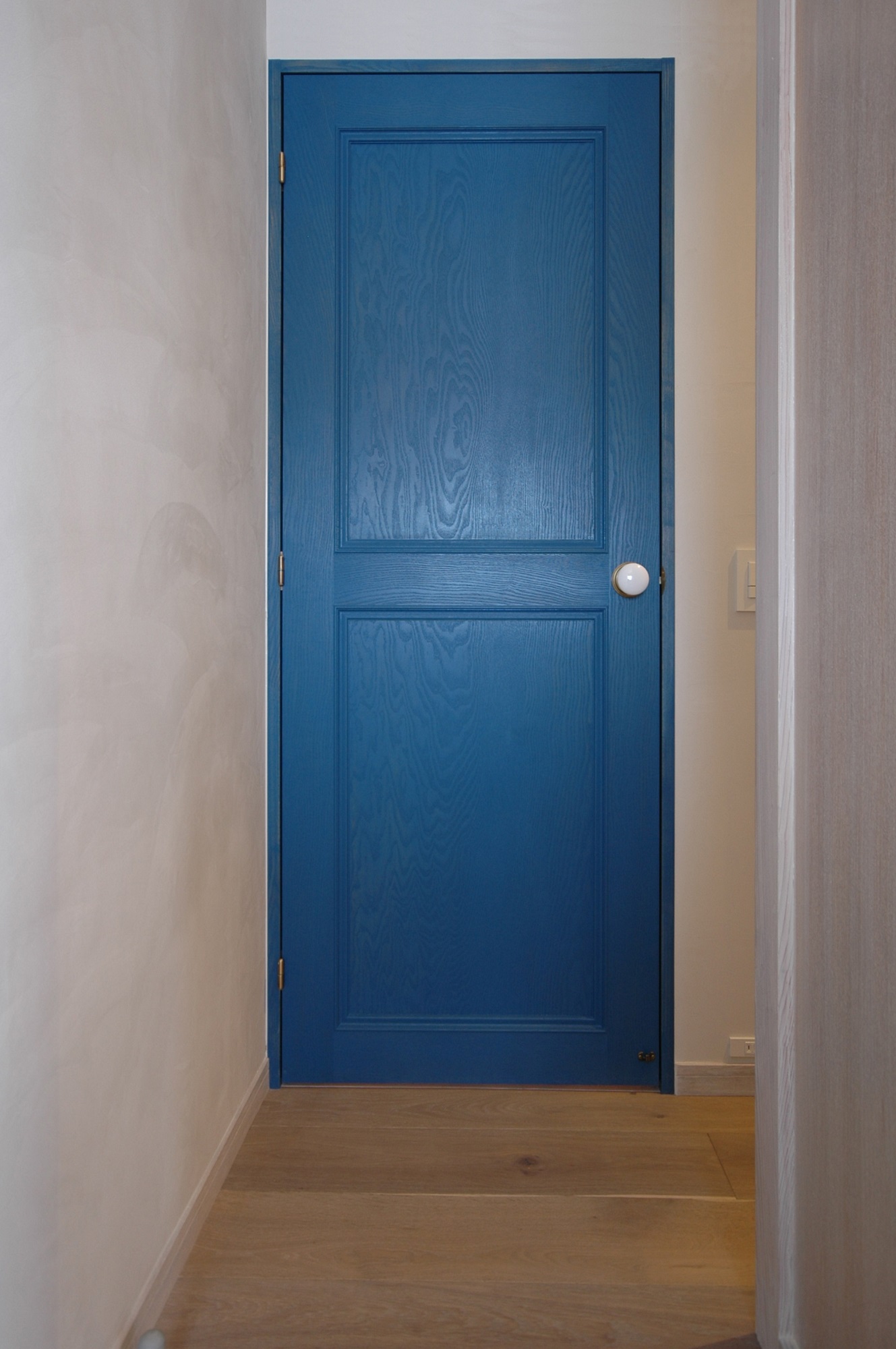 オリジナルのくすんだブルーのドア