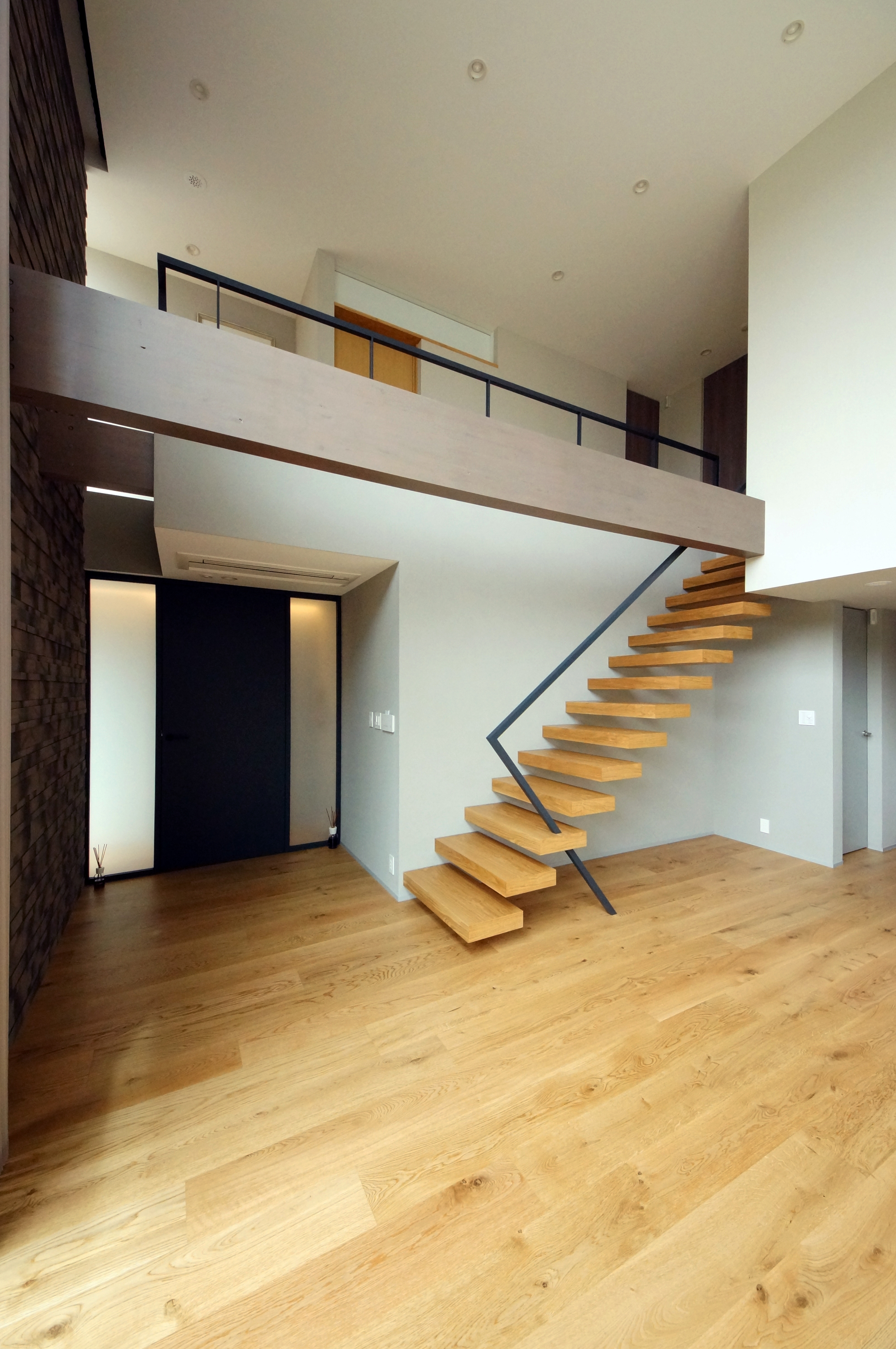 シンプルな形状のモダンな階段