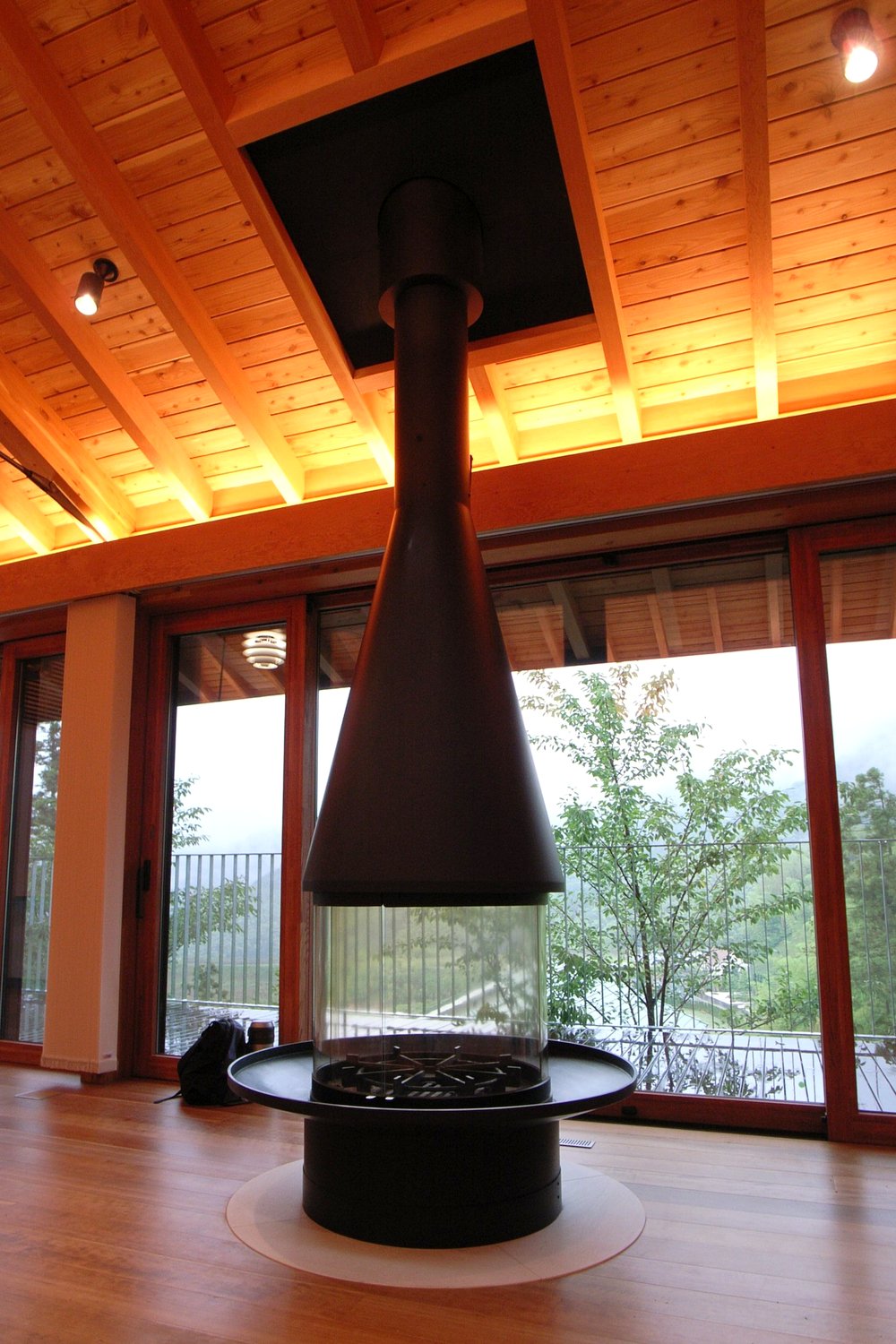 雷山の別荘｜オリジナルデザインの暖炉