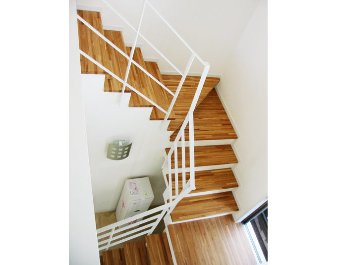 スチール製の階段と手摺とナラ集成材の階段