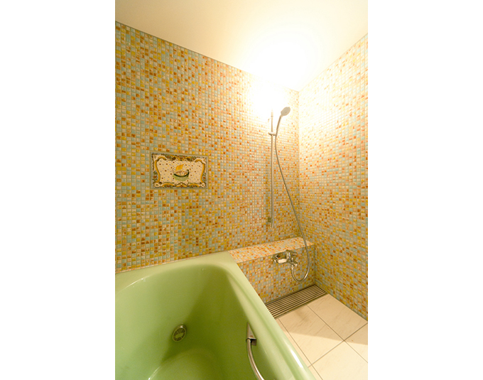 モザイクタイルとアズレージョタイルによる浴室