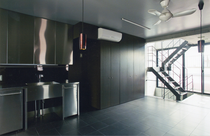シンプルなデザインのオーダーキッチンと壁面収納