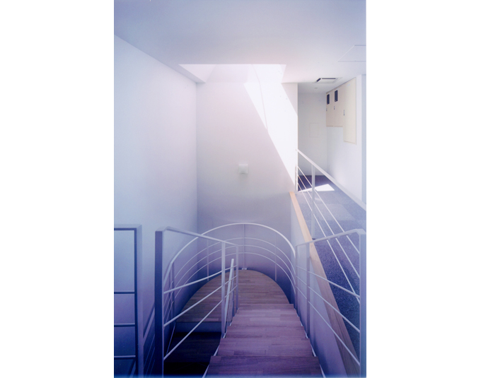 光が差し込む階段室空間
