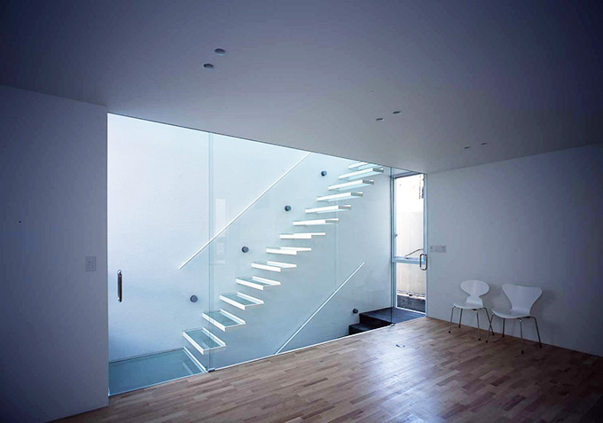 家の隅々に光を運ぶガラスの階段