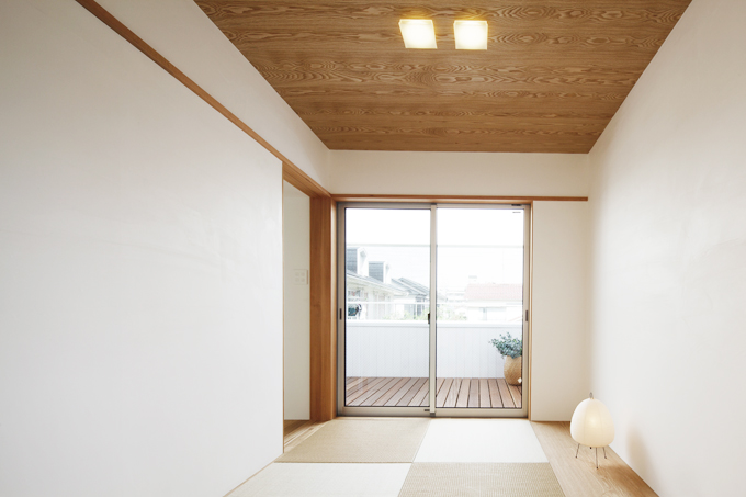 ２階テラスへつながる琉球畳の2階和室