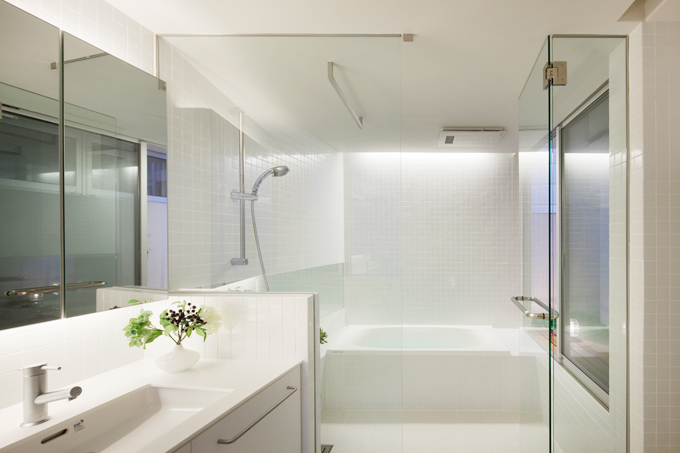 溢れ出る清潔感！真っ白な浴室